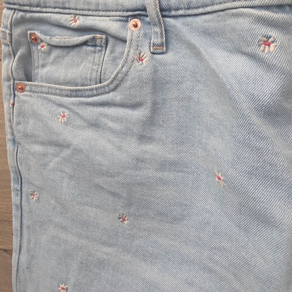 GAP Light Wash Floral Embroidered Girlfriend’s Jeans Women Sz 16/33 - Picture 11 of 14